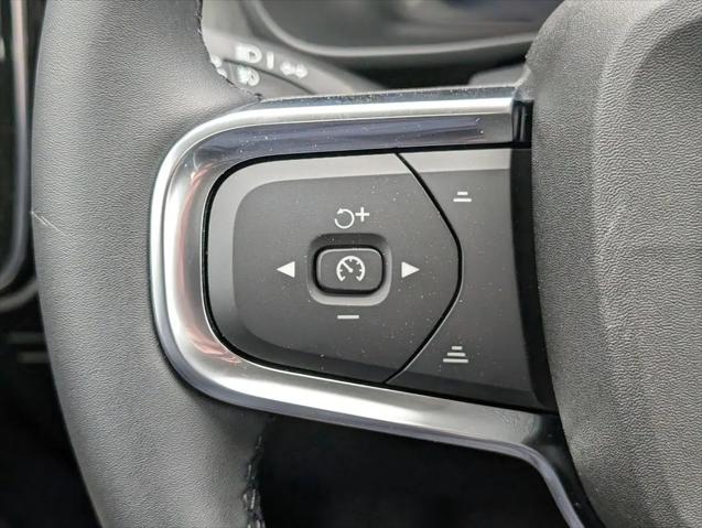 2026 Volvo XC40 Core, B5 AWD Gas (mild hybrid), Dark