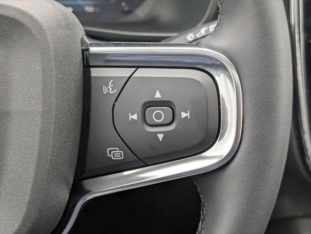 2026 Volvo XC40 Core, B5 AWD Gas (mild hybrid), Dark