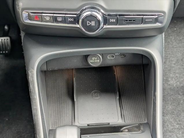 2026 Volvo XC40 Core, B5 AWD Gas (mild hybrid), Dark