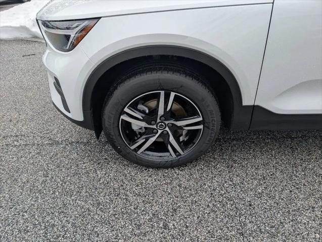 2026 Volvo XC40 Core, B5 AWD Gas (mild hybrid), Dark