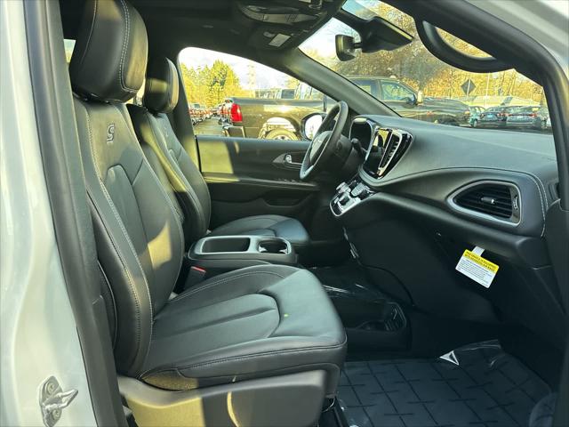 2026 Chrysler Pacifica Select AWD