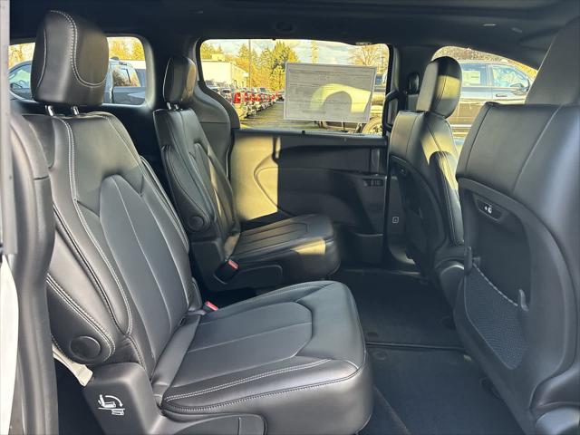 2026 Chrysler Pacifica Select AWD