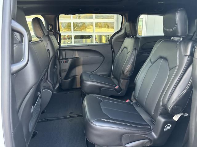 2026 Chrysler Pacifica Select AWD