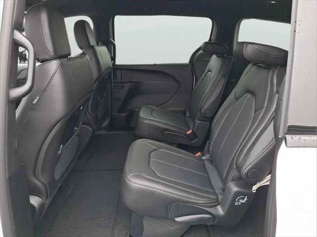 2026 Chrysler Pacifica Select AWD