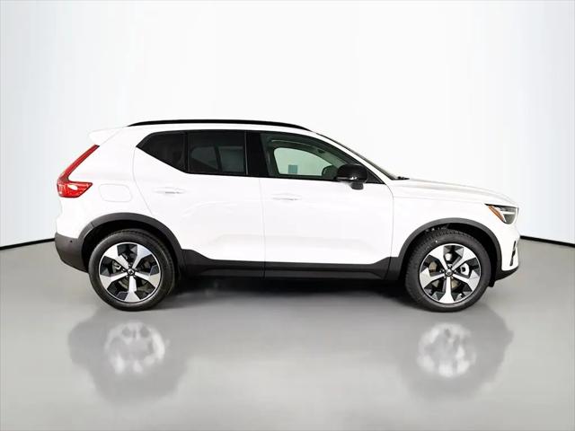 2026 Volvo XC40 Plus, B5 AWD Gas (mild hybrid), Dark