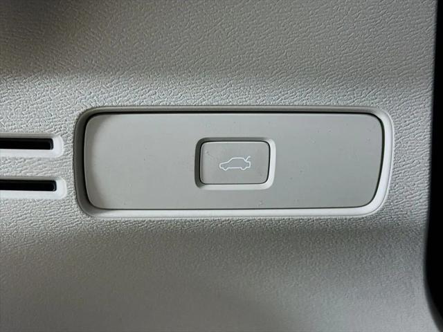 2026 Volvo XC40 Plus, B5 AWD Gas (mild hybrid), Dark