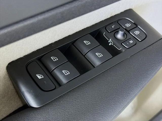 2026 Volvo XC40 Plus, B5 AWD Gas (mild hybrid), Dark