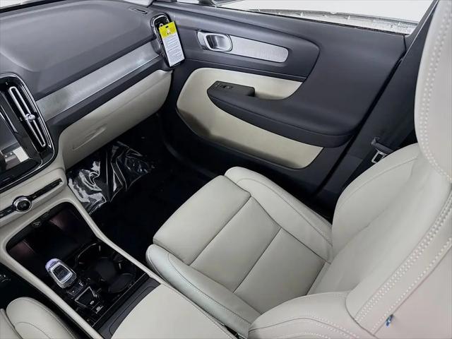 2026 Volvo XC40 Plus, B5 AWD Gas (mild hybrid), Dark