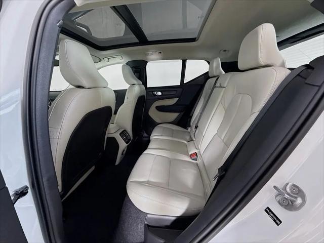 2026 Volvo XC40 Plus, B5 AWD Gas (mild hybrid), Dark