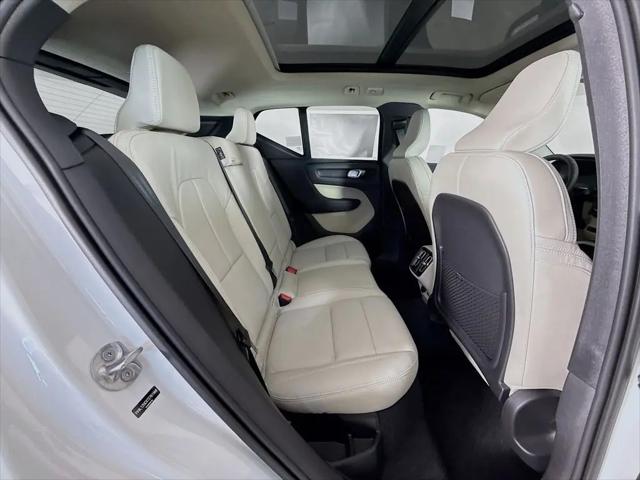2026 Volvo XC40 Plus, B5 AWD Gas (mild hybrid), Dark