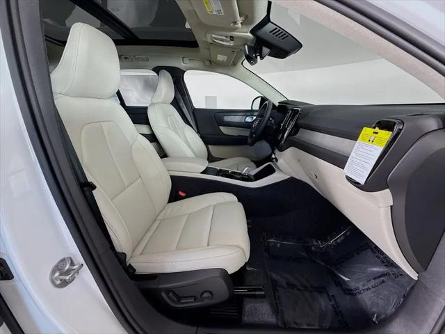 2026 Volvo XC40 Plus, B5 AWD Gas (mild hybrid), Dark