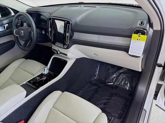 2026 Volvo XC40 Plus, B5 AWD Gas (mild hybrid), Dark