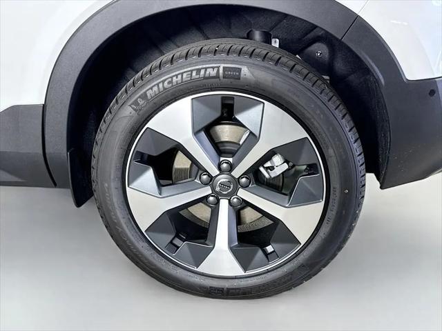 2026 Volvo XC40 Plus, B5 AWD Gas (mild hybrid), Dark