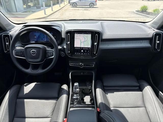 2026 Volvo XC40 Plus, B5 AWD Gas (mild hybrid), Dark