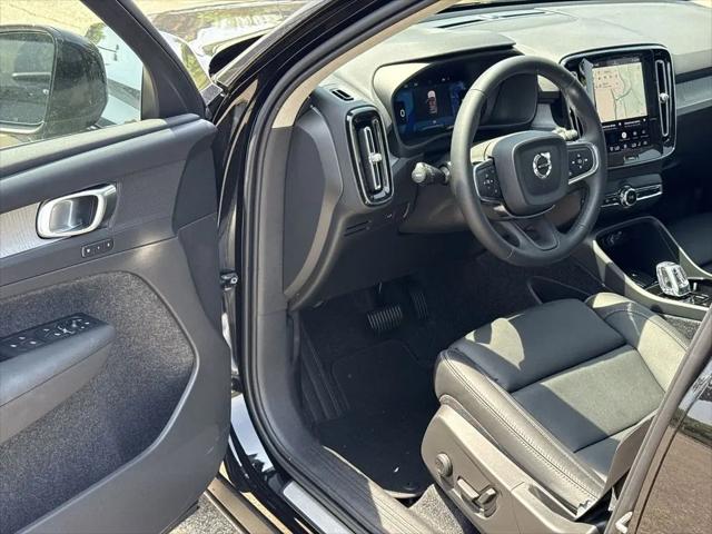 2026 Volvo XC40 Plus, B5 AWD Gas (mild hybrid), Dark