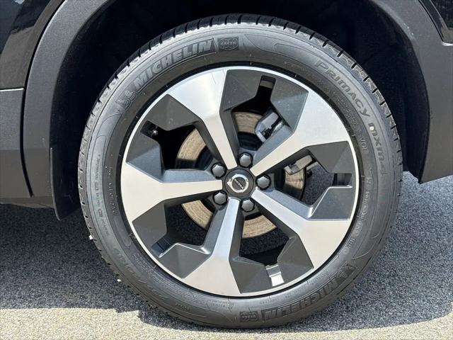 2026 Volvo XC40 Plus, B5 AWD Gas (mild hybrid), Dark