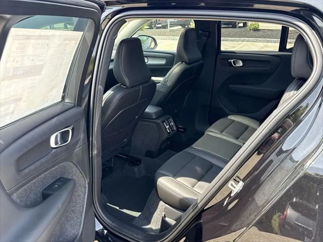 2026 Volvo XC40 Plus, B5 AWD Gas (mild hybrid), Dark
