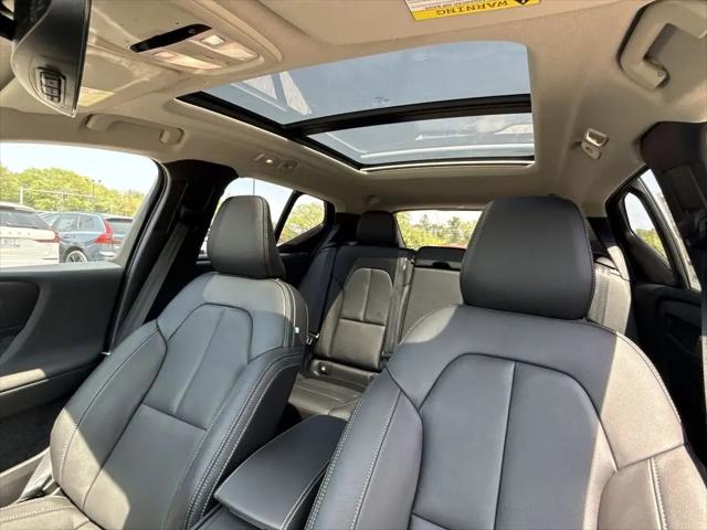 2026 Volvo XC40 Plus, B5 AWD Gas (mild hybrid), Dark
