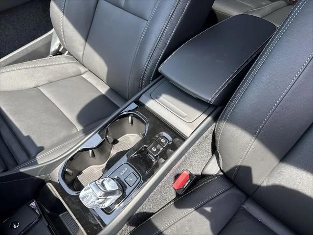 2026 Volvo XC40 Plus, B5 AWD Gas (mild hybrid), Dark