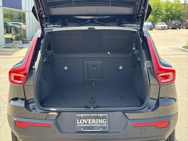 2026 Volvo XC40 Plus, B5 AWD Gas (mild hybrid), Dark