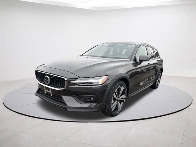 2025 Volvo V60 Cross Country Plus, B5 AWD Gas mild hybrid for sale in Plainville, CT