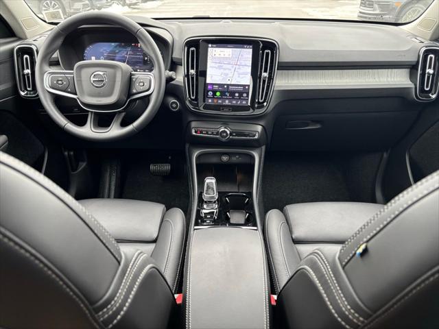 2026 Volvo XC40 Plus, B5 AWD Gas (mild hybrid), Dark