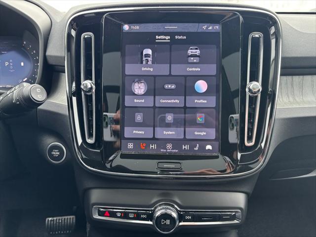 2026 Volvo XC40 Plus, B5 AWD Gas (mild hybrid), Dark
