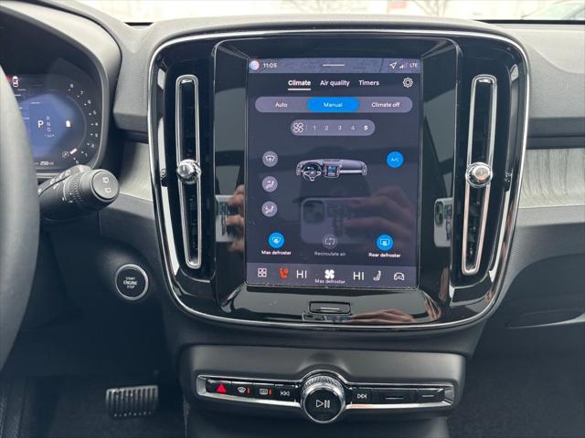 2026 Volvo XC40 Plus, B5 AWD Gas (mild hybrid), Dark