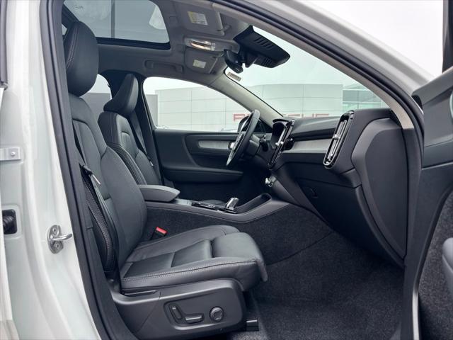 2026 Volvo XC40 Plus, B5 AWD Gas (mild hybrid), Dark