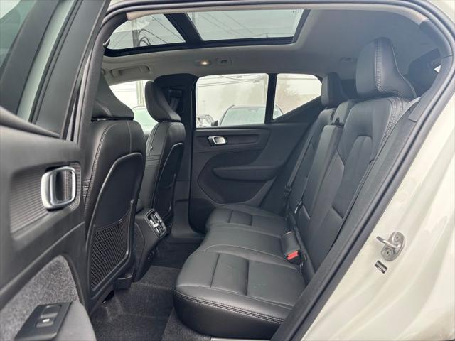 2026 Volvo XC40 Plus, B5 AWD Gas (mild hybrid), Dark