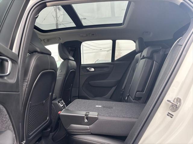 2026 Volvo XC40 Plus, B5 AWD Gas (mild hybrid), Dark