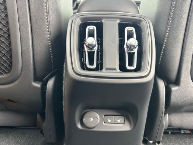 2026 Volvo XC40 Plus, B5 AWD Gas (mild hybrid), Dark