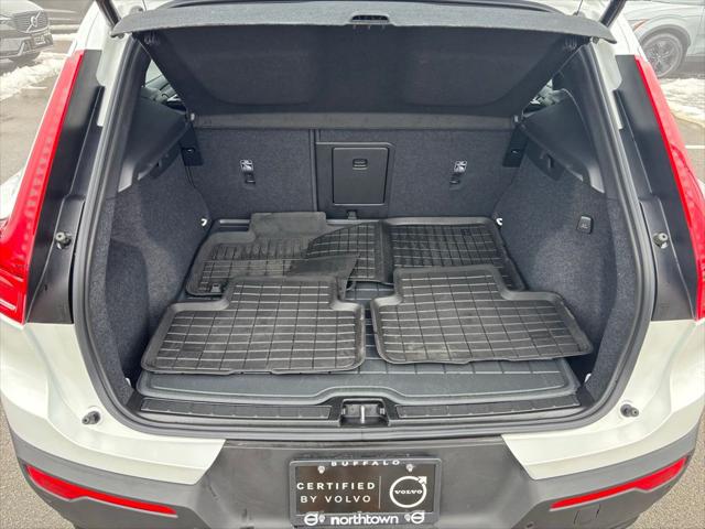 2026 Volvo XC40 Plus, B5 AWD Gas (mild hybrid), Dark