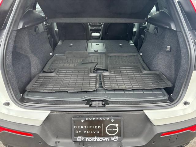 2026 Volvo XC40 Plus, B5 AWD Gas (mild hybrid), Dark