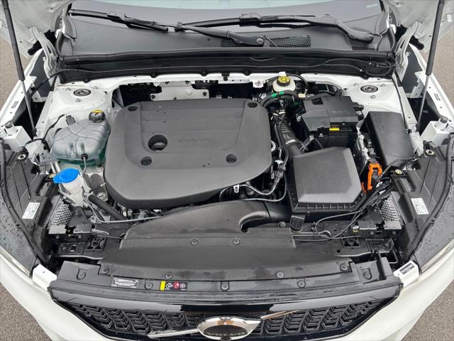 2026 Volvo XC40 Plus, B5 AWD Gas (mild hybrid), Dark
