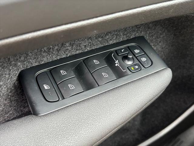2026 Volvo XC40 Plus, B5 AWD Gas (mild hybrid), Dark