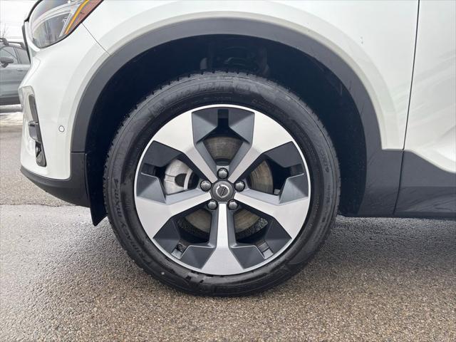 2026 Volvo XC40 Plus, B5 AWD Gas (mild hybrid), Dark
