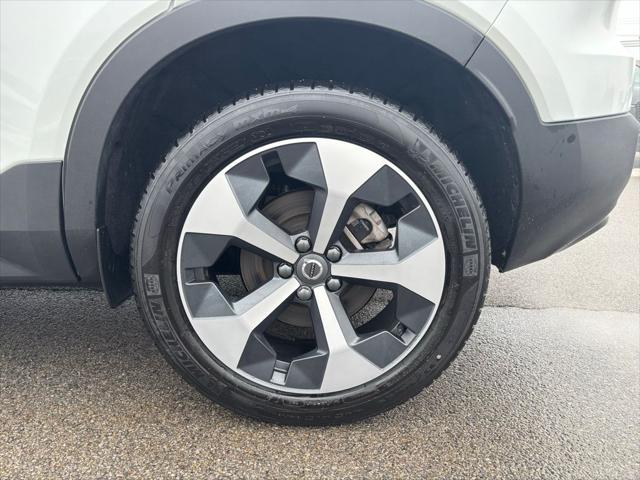 2026 Volvo XC40 Plus, B5 AWD Gas (mild hybrid), Dark