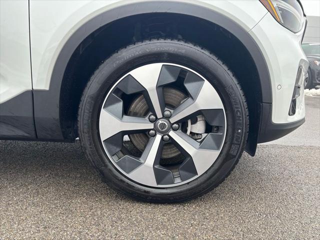 2026 Volvo XC40 Plus, B5 AWD Gas (mild hybrid), Dark