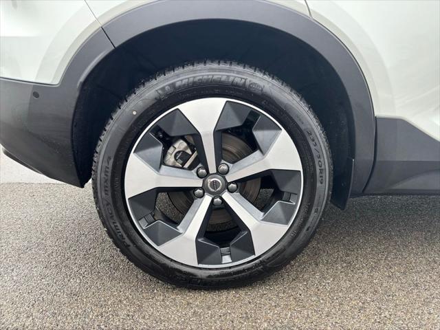 2026 Volvo XC40 Plus, B5 AWD Gas (mild hybrid), Dark