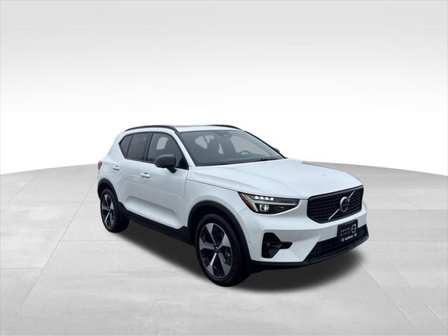 2026 Volvo XC40 Plus, B5 AWD Gas (mild hybrid), Dark
