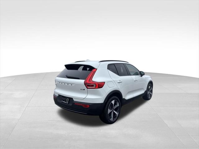 2026 Volvo XC40 Plus, B5 AWD Gas (mild hybrid), Dark