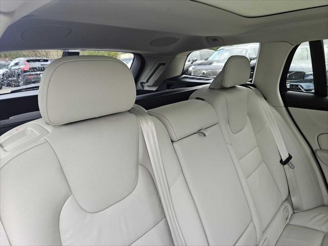 2026 Volvo V60 Cross Country Plus, B5 AWD Gas (mild hybrid)