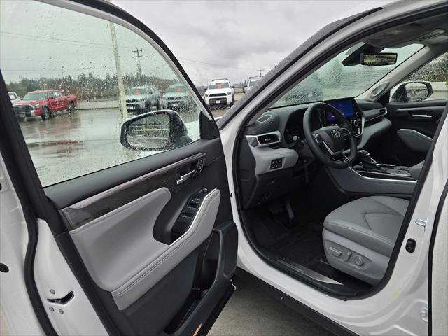 2026 Toyota Highlander Hybrid Platinum