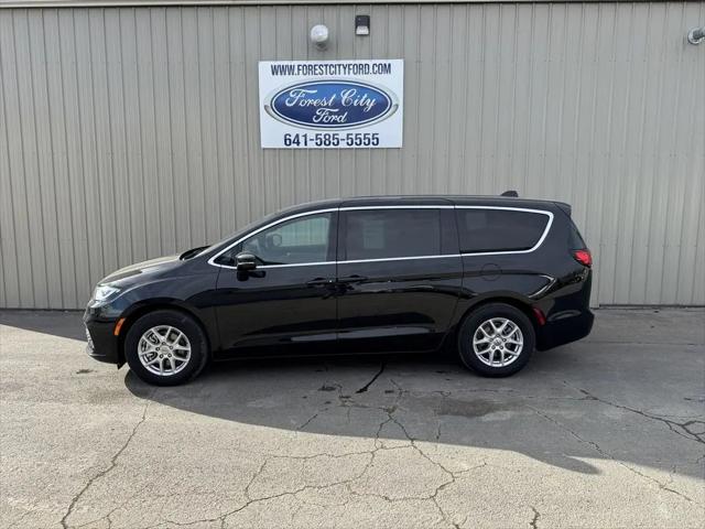 2025 Chrysler Pacifica Select for sale in Forest City, IA