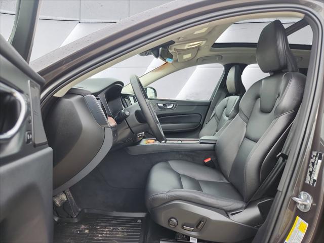 2023 Volvo XC60 B5 Plus Dark Theme