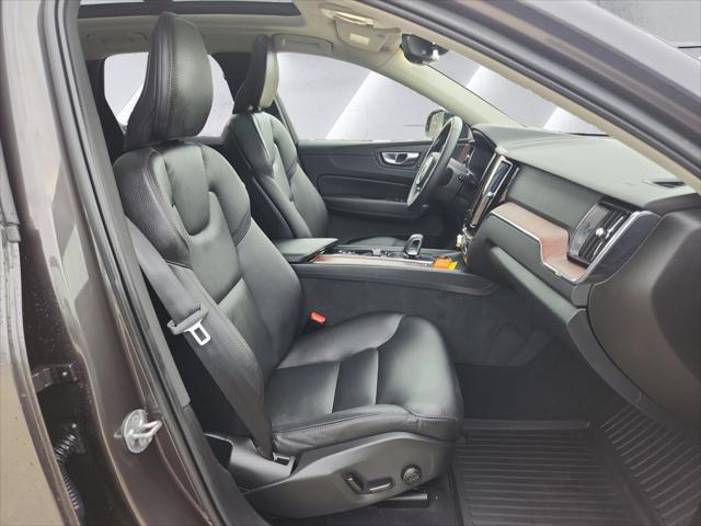 2023 Volvo XC60 B5 Plus Dark Theme