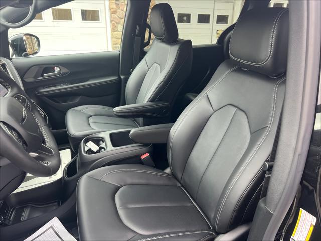 2026 Chrysler Pacifica Select AWD