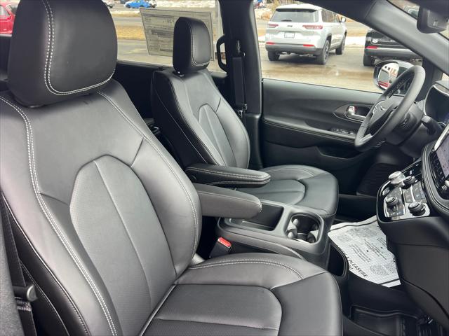 2026 Chrysler Pacifica Select AWD