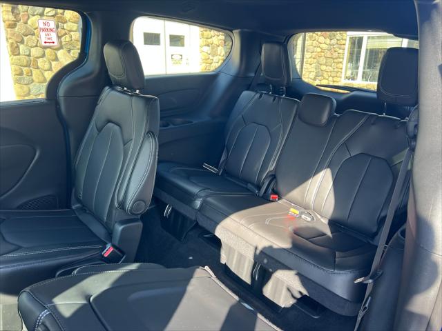 2026 Chrysler Pacifica Select AWD